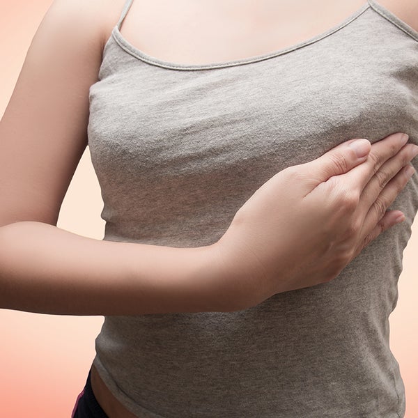 Vrouw onderzoekt haar borsten op knobbeltjes