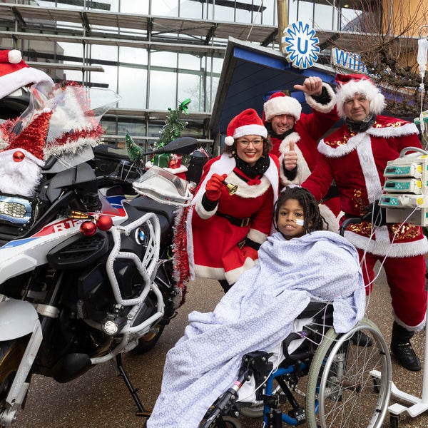 Kerstmannen op motoren delen oliebollen uit bij WKZ