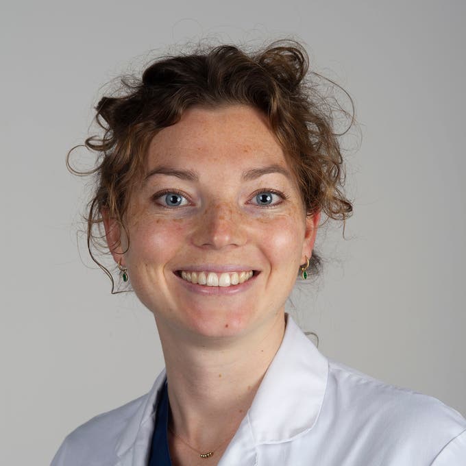 Juliette Stolze in een witte jas glimlacht naar de camera