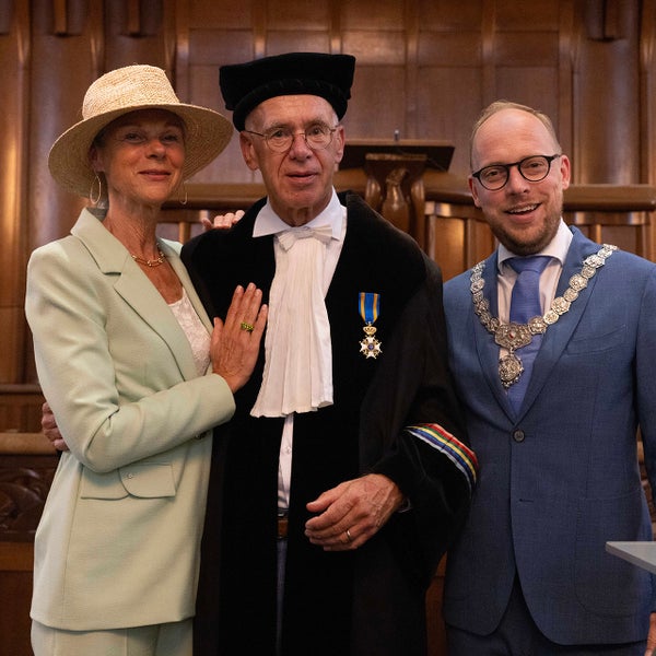 Pieter Doevendans te midden van zijn vrouw en de loco-burgemeester van Utrecht