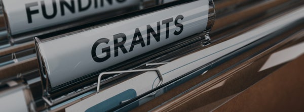 Een close-up van een papierhouder waar Grants op staat