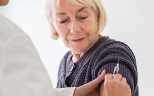 Vrouw krijgt vaccinatie