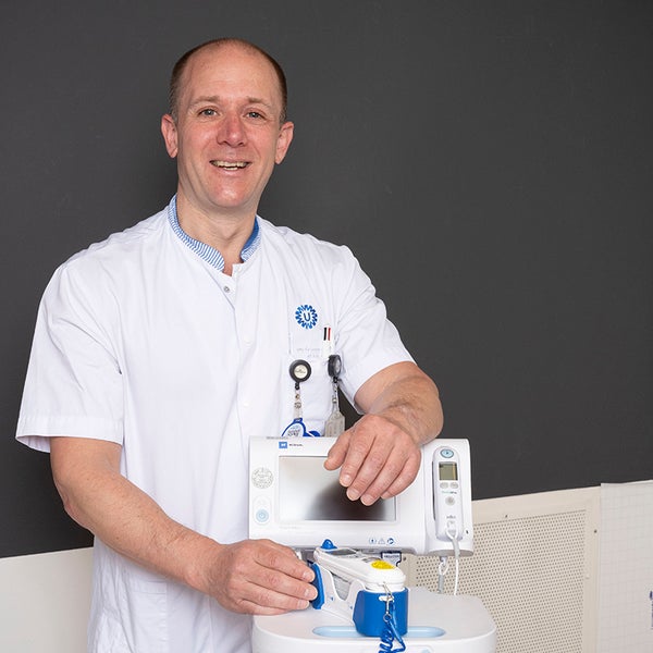 Pieter Bakker staat bij de oorthermometer