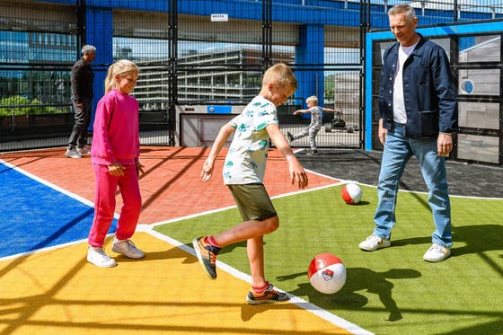 Kinderen die aan het voetballen zijn