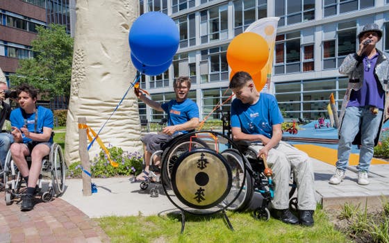 Kees-Jan van der Klooster opent de nieuwe binnentuin van het WKZ door een lint door te knippen.