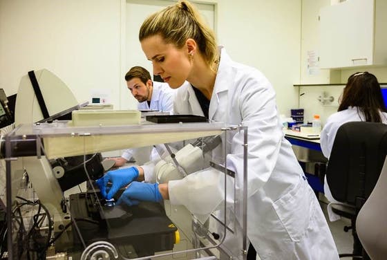 Renée Maas in het laboratorium.