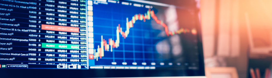 wykresy z wynikami instytucji finansowych na tablecie, analiza wyników finansowych firmy, zdjęcie w poziomie
