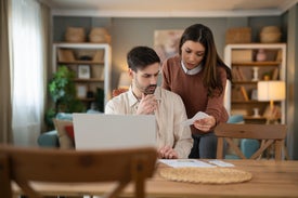 Žena a muž sa pozerajú na dokumenty