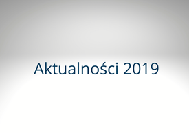 Kwadratowa plansza z napisem Aktualności 2019