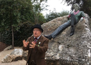 
Dublin Rouges Tour guide speaking in front of the Oscar Wilde statue