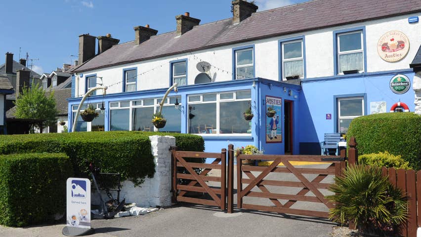 The road front view of Austies Pub and Kitchen
