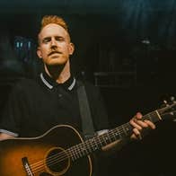Gavin James: Special Acoustic Show, a man with a guitar