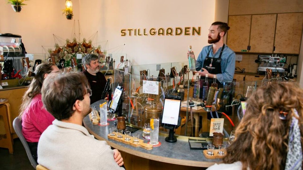 A group enjoying a tasing experience at the Stillgarden Distillery