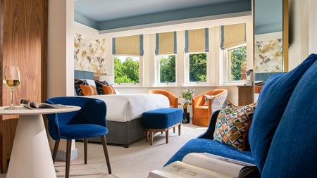 Double bedroom with seating area