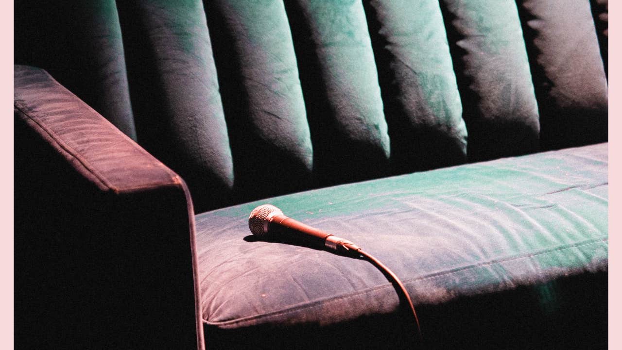 Plámásing, A Conversation with... - poster with mic laid on a sofa