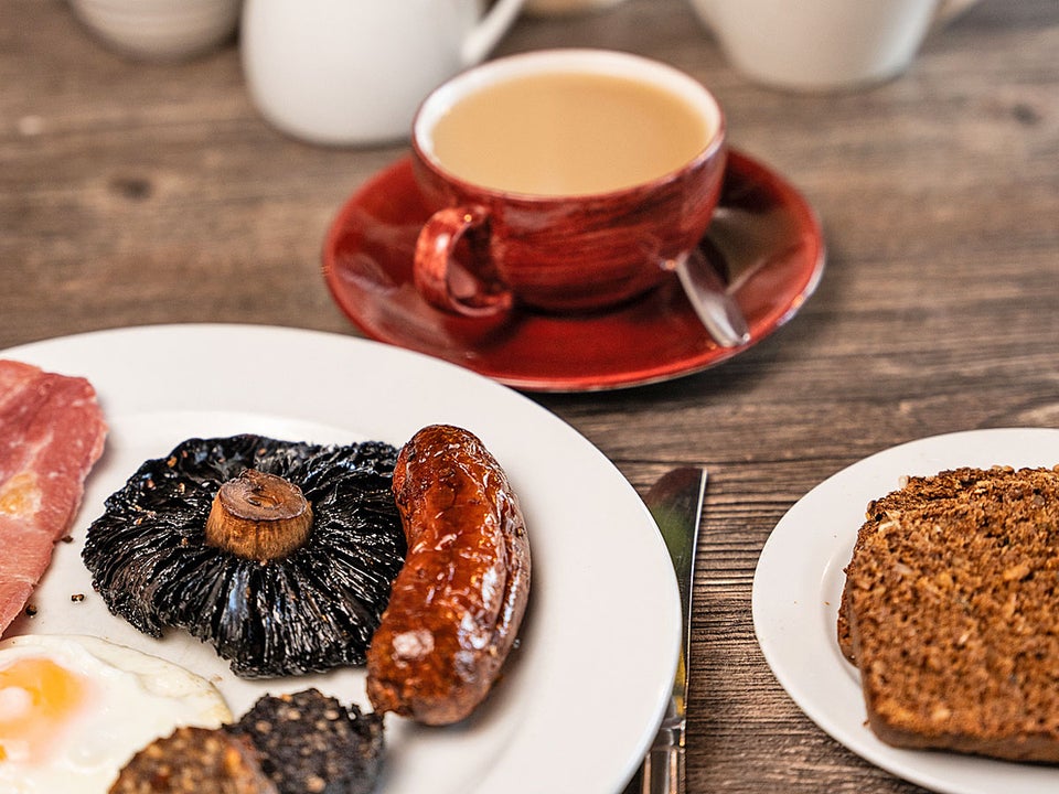 Kilkenny Café small Irish Breakfast with brown bread and tea