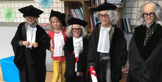 Kinderen als hoogleraar verkleed