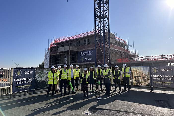 Attendees from SNG, Howarth Contractors and Hounslow Council at topping out