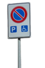 Das Schild von einem Behinderten·parkplatz.
